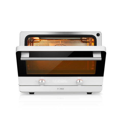 El horno de vapor combinado FOTILE, un horno multifunción de sobremesa con un diseño elegante, presenta una puerta frontal de cristal transparente con dos mandos de control y una pantalla digital. El interior del horno de vapor combinado está iluminado con luz cálida, mostrando el nombre de la marca "FOTILE" elegantemente colocado debajo de la puerta. El horno de vapor combinado FOTILE, un horno multifunción de sobremesa con un diseño elegante, presenta una puerta frontal de cristal transparente con dos mandos de control y una pantalla digital. El interior del horno de vapor combinado está iluminado con luz cálida, mostrando el nombre de la marca "FOTILE" elegantemente colocado debajo de la puerta.