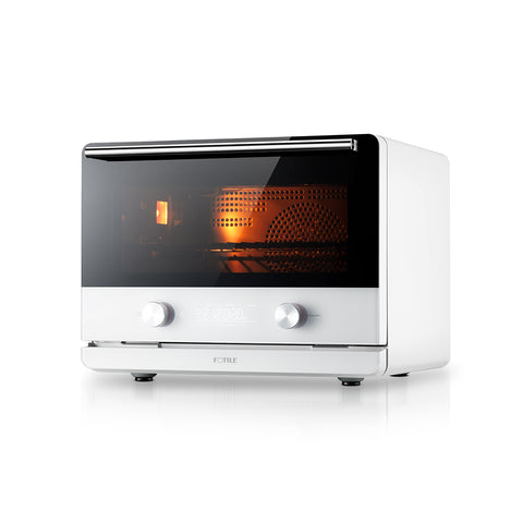 Un elegante y multifuncional **Horno a Vapor Combinado** blanco de sobremesa con una puerta frontal tintada en negro, dos mandos de control y un panel digital debajo de ellos. El horno está encendido, mostrando un resplandor naranja desde el interior. La palabra "**FOTILE**" es visible en la parte frontal, cerca de la parte inferior. Un elegante y multifuncional **Horno a Vapor Combinado** blanco de sobremesa con una puerta frontal tintada en negro, dos mandos de control y un panel digital debajo de ellos. El horno está encendido, mostrando un resplandor naranja desde el interior. La palabra "**FOTILE**" es visible en la parte frontal, cerca de la parte inferior.